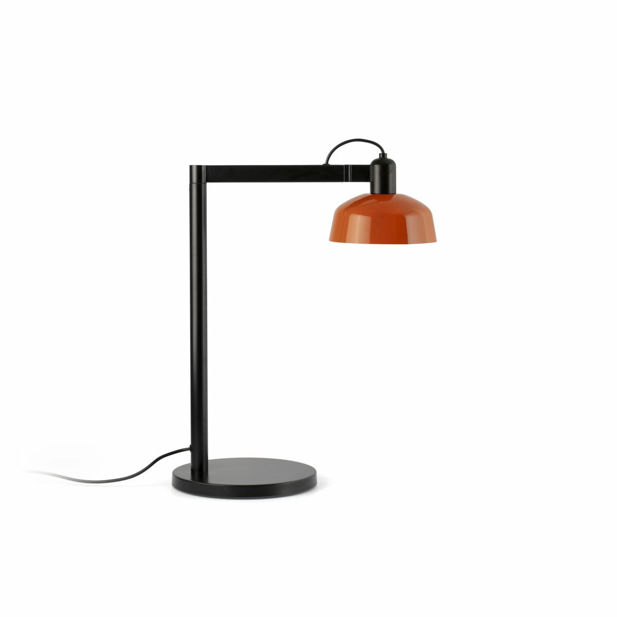 Tatawin 58cm Rød-oransje skrivebordslampe Fra Faro Barcelona - Tatawin er en bordlampe med svart struktur og en rødoransje metallskjerm som gir et rettet, fokusert lys.