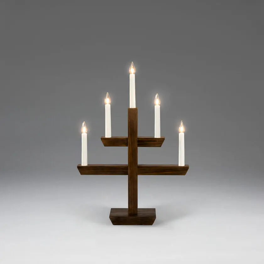 Wooden Candelabra 5 Lights Brun flekk Fra Konstsmide - En tidl&oslash;s interi&oslash;rdetalj som sprer en varm gl&oslash;d og passer perfekt i vinduet i adventstiden, eller som stemningsbelysning &aring;ret rundt.