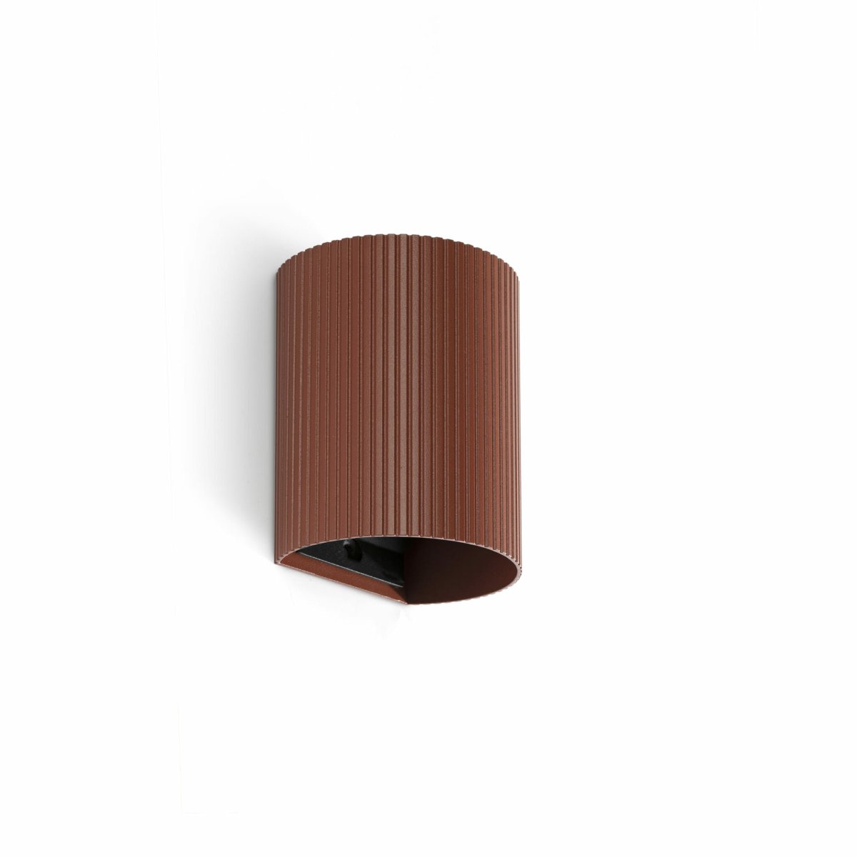 Sole 10cm Terrakotta riflet vegglampe Fra Faro Barcelona - Den er tilgjengelig i to st&oslash;rrelser og kan avgi lys i &eacute;n eller to retninger &ndash; perfekt for ganger, trappeoppganger og mindre rom.