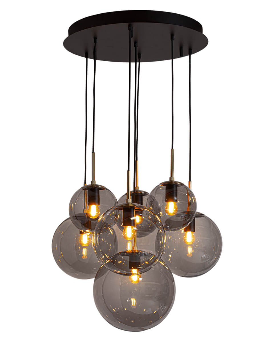 Laura Ø53 Røykgrå Taklampe Fra By Rydéns - Denne lampen er laget av matt svart metall med stilige messingdetaljer, og utstr&aring;ler en tidl&oslash;s sjarm.