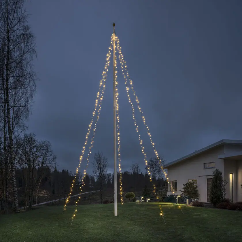 Flaggstangsbelysning amber 10m Svart Fra Konstsmide - Flaggstangl&oslash;kke med 5 l&oslash;kker og 100 LED-lys i en varm ravgul gl&oslash;d &ndash; perfekt for &aring; lage et stemningsfullt juletre i hagen.