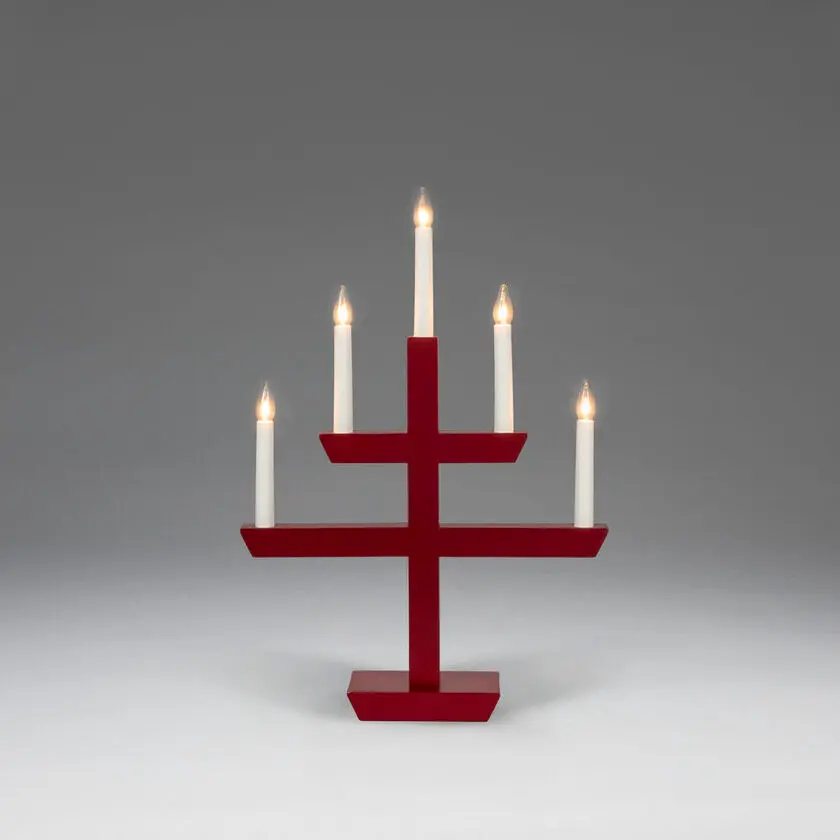 Wooden Candelabra 5 Lights RØD Fra Konstsmide - En tidl&oslash;s interi&oslash;rdetalj som sprer en varm gl&oslash;d og passer perfekt i vinduet i adventstiden, eller som stemningsbelysning &aring;ret rundt.