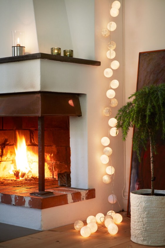 Irislights Silver 20-lights Sølv Fra Irislights - Den elegante s&oslash;lvfargede lyslenken kommer fra Irislights og er en nydelig lyskilde laget av h&aring;ndlagde kuler i bomull og polyester.