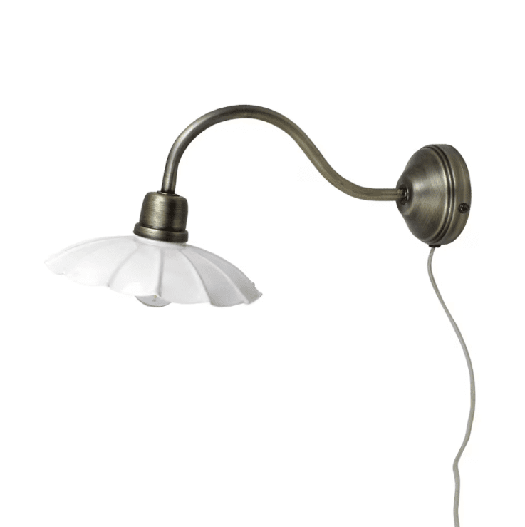 Gustav Ø20 Hvit/antikk messing vegglampe Fra Strömshaga - Den antikk messingfinishen er kombinert med en hvitlakkert metallskjerm med en vakkert b&oslash;lget kant, noe som gir et mykt og stilig uttrykk.