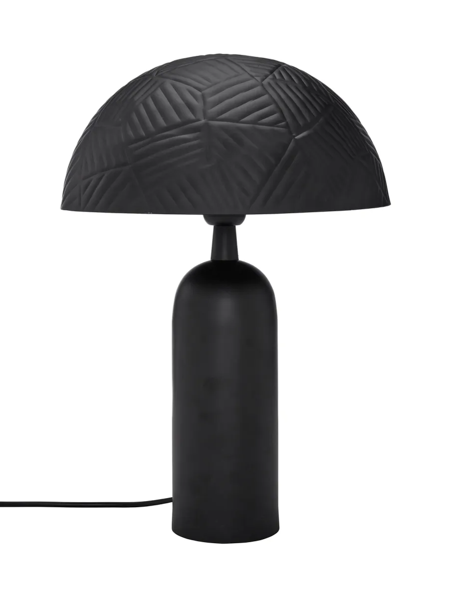 Carter 45cm Svart bordlampe Fra PR Home - Carter er laget av metall i en matt svart finish, skjermen er 31cm i diameter og har et dekorativt hamret mønster.