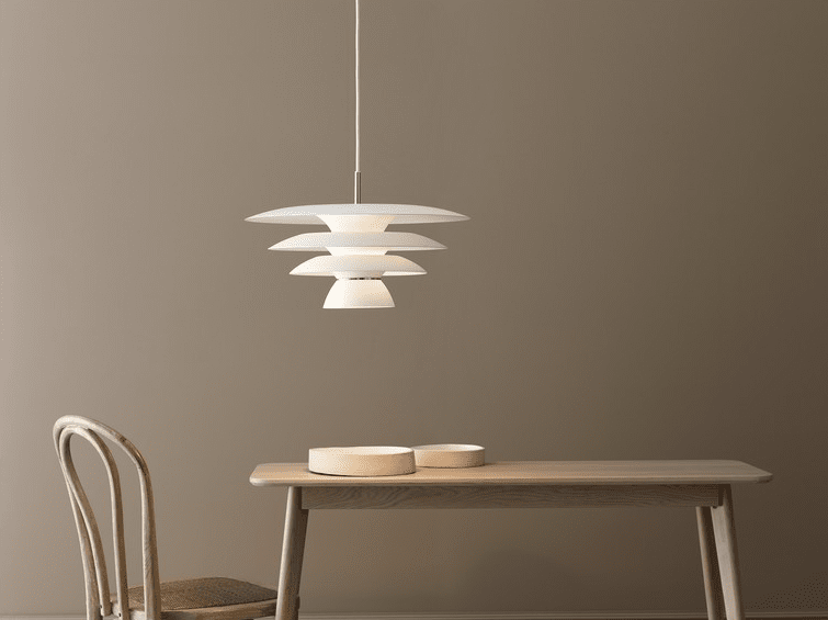 DaVinci Ø43 Matt hvit Taklampe Fra Belid - Den spesialdesignede skjermen sprer et dempet og mykt lys som skaper en behagelig atmosf&aelig;re, enten den plasseres over spisebordet p&aring; kj&oslash;kkenet eller som et dekorativt lyspunkt i stuen.