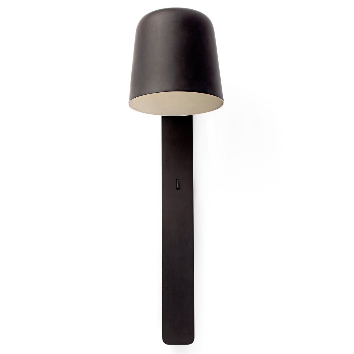 Tila 46cm Svart leselampe Fra Faro Barcelona - Den svarte st&aring;lstrukturen i nordisk stil huser ikke bare en fullt justerbar lyskilde, men fungerer ogs&aring; som en praktisk hylle for en bok eller et magasin.