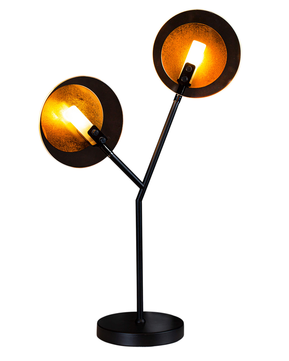 Turno 60cm Svart bordlampe Fra By Rydéns - D&aring; Turno bordlampe har ingen bakside, du kan velge om du vil at lyskildene, som er plassert i et rør av frostet glass, skal være i fokus eller om du foretrekker dem skjult og s&aring; så utstråle på sidene bak den gullfargede metallskiven.