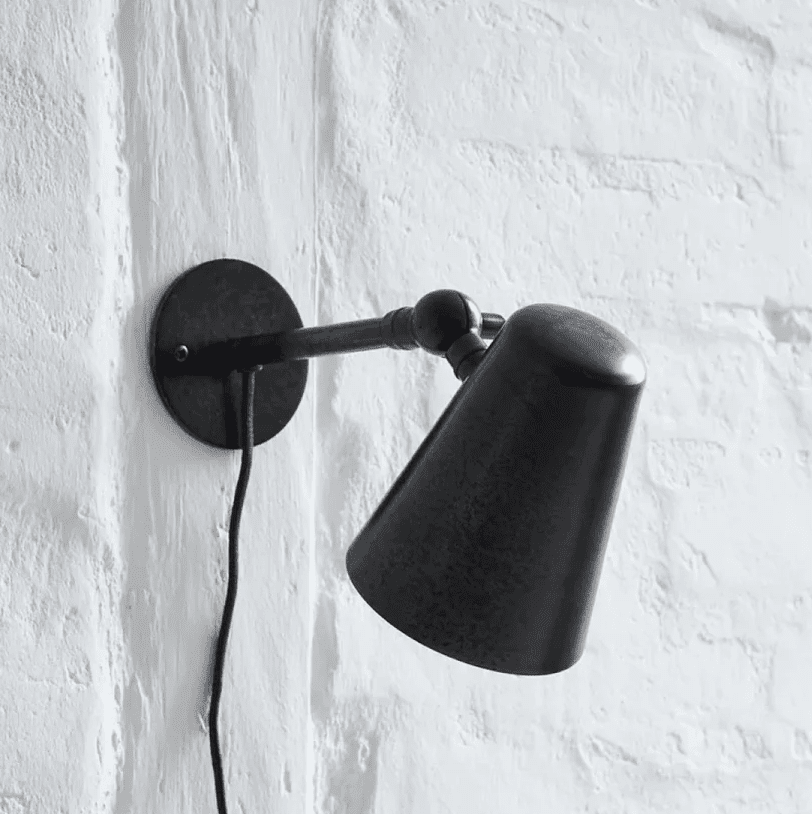 Vala Antikk sort leselampe Fra H. Skjalm P - Velg en vegglampe i r&aring; metall er en klassisk og funksjonell lampe med justerbar skjerm, produsert av H.