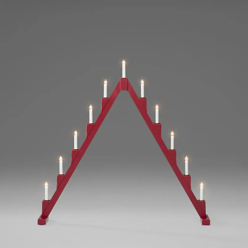 Candelabra 11 Lights RØD Fra Konstsmide - Sammenleggbar elektrisk lysestake med 11 lys, laget av r&oslash;dmalt tre, dekorert med messingringer rundt hvert lys for en elegant touch.