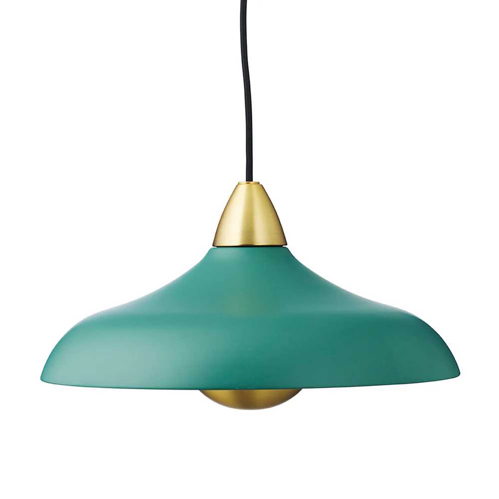 Urban Wide Ø36 Grønn Taklampe Fra Superliving - Nyt hjemmet ditt med den moderne Urban Wide pendellampen, en stilig kombinasjon av matt m&oslash;rkegr&aring; finish og elegante messingdetaljer.