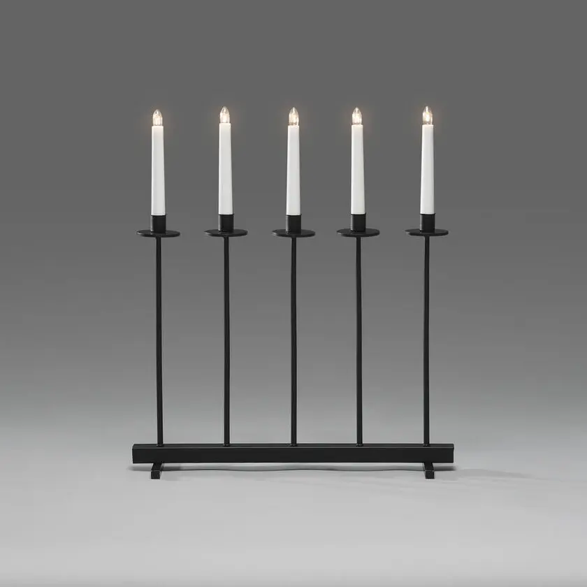 Candelabra 5 Lights Svart Fra Konstsmide - Den minimalistiske designen kombinerer eleganse og enkelhet, og gj&oslash;r den til en perfekt interi&oslash;rdetalj i b&aring;de klassiske og moderne hjem.