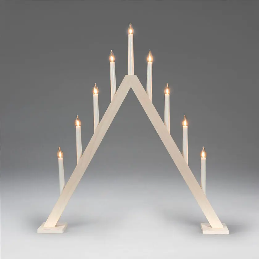 Wooden Candelabra 9 Lights Hvit Fra Konstsmide - Elegant lysestake i hvitbeiset tre&auml; med 9 lyskilder i klassisk trekantform.