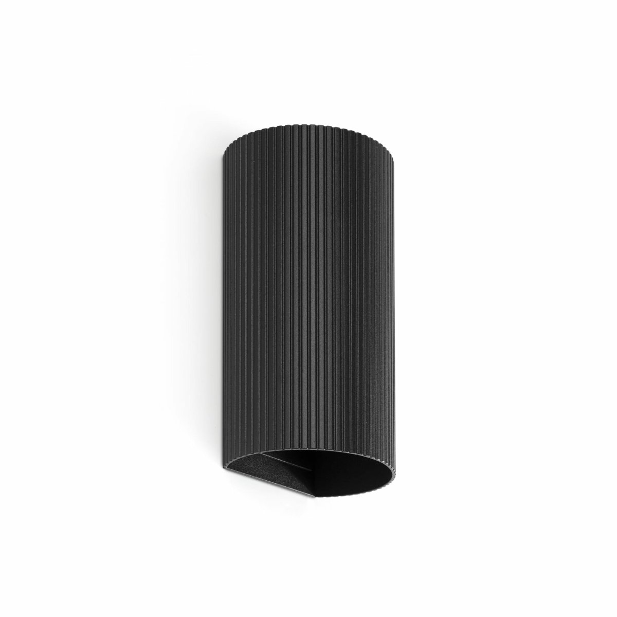 Sole 15cm Svart rillet vegglampe Fra Faro Barcelona - Den er tilgjengelig i to st&oslash;rrelser og kan avgi lys i &eacute;n eller to retninger, noe som gj&oslash;r den ideell for ganger og mindre rom.