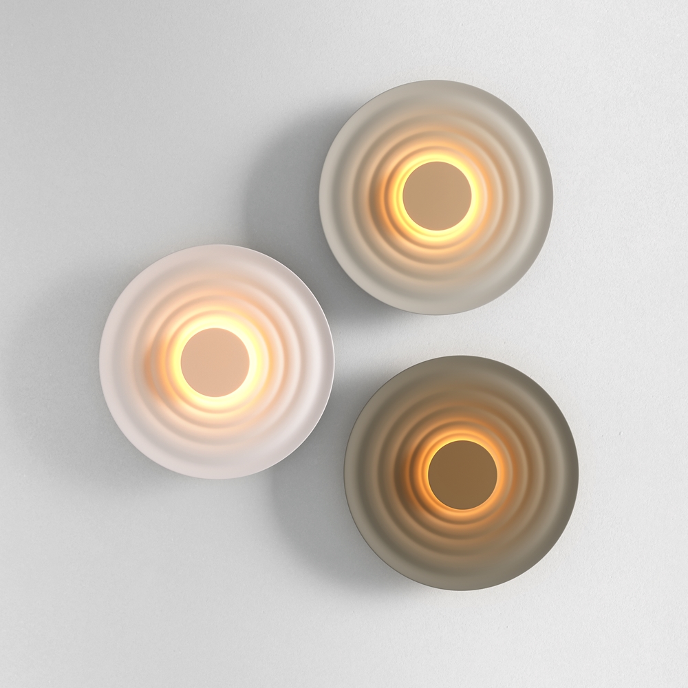 Nami Ø40 Hvit vegglampe Fra Maytoni - Laget av metall med en elegant hvit finish, skaper den en stilig f&oslash;lelse som passer like godt i gangen som i stuen eller p&aring; kj&oslash;kkenet.