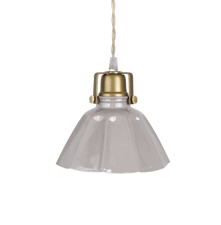 Margareta Ø18 Beige vinduslampe Fra Strömshaga - Skyggen har en marmorert finish som er malt for hånd, noe som gjør at ujevnheter og forskjeller kan oppstå.