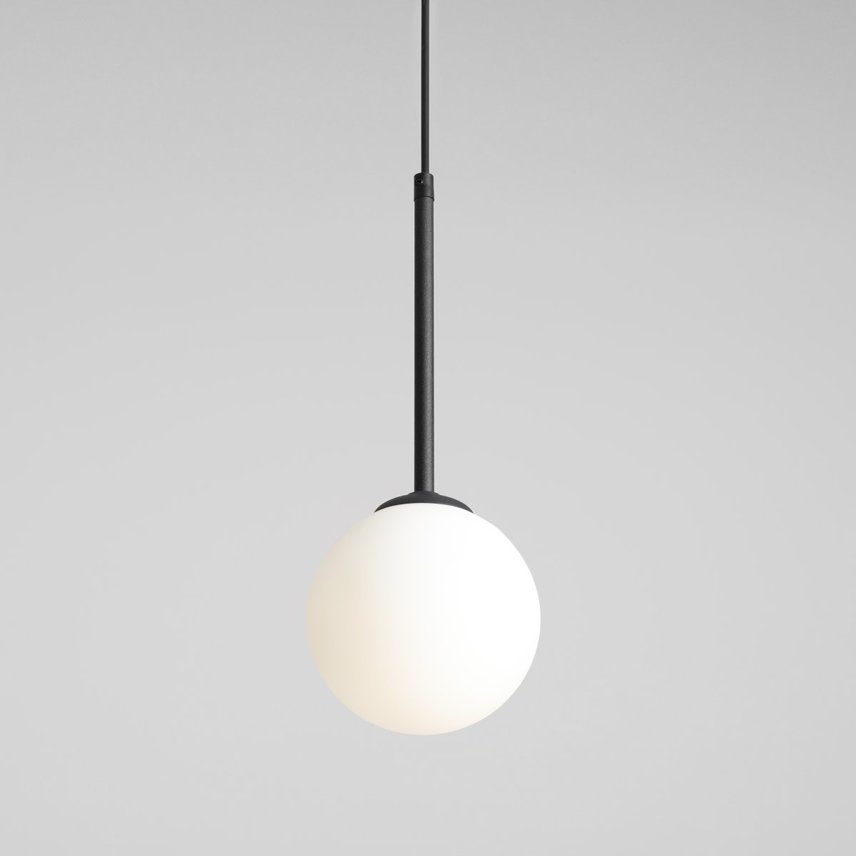 Bosso Ø14 Svart Taklampe Fra Artera - Det tidløse designet gjør den til den perfekte belysningen for både moderne og klassisk interiør.