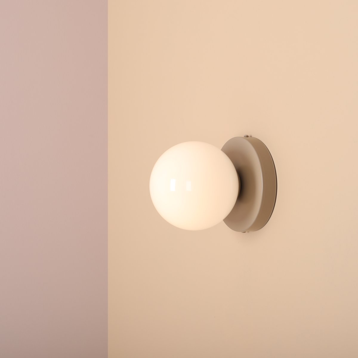Ball Ø15 Beige vegglampe Fra Artera - Den kompakte designen gjør den perfekt for mindre rom, samtidig som den gir en moderne eleganse til veggen din.