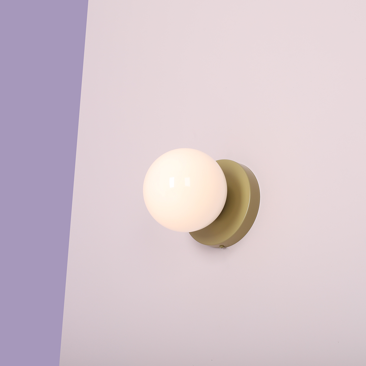 Ball Ø15 Beige vegglampe Fra Artera - Den kompakte designen gjør den perfekt for mindre rom, samtidig som den gir en moderne eleganse til veggen din.