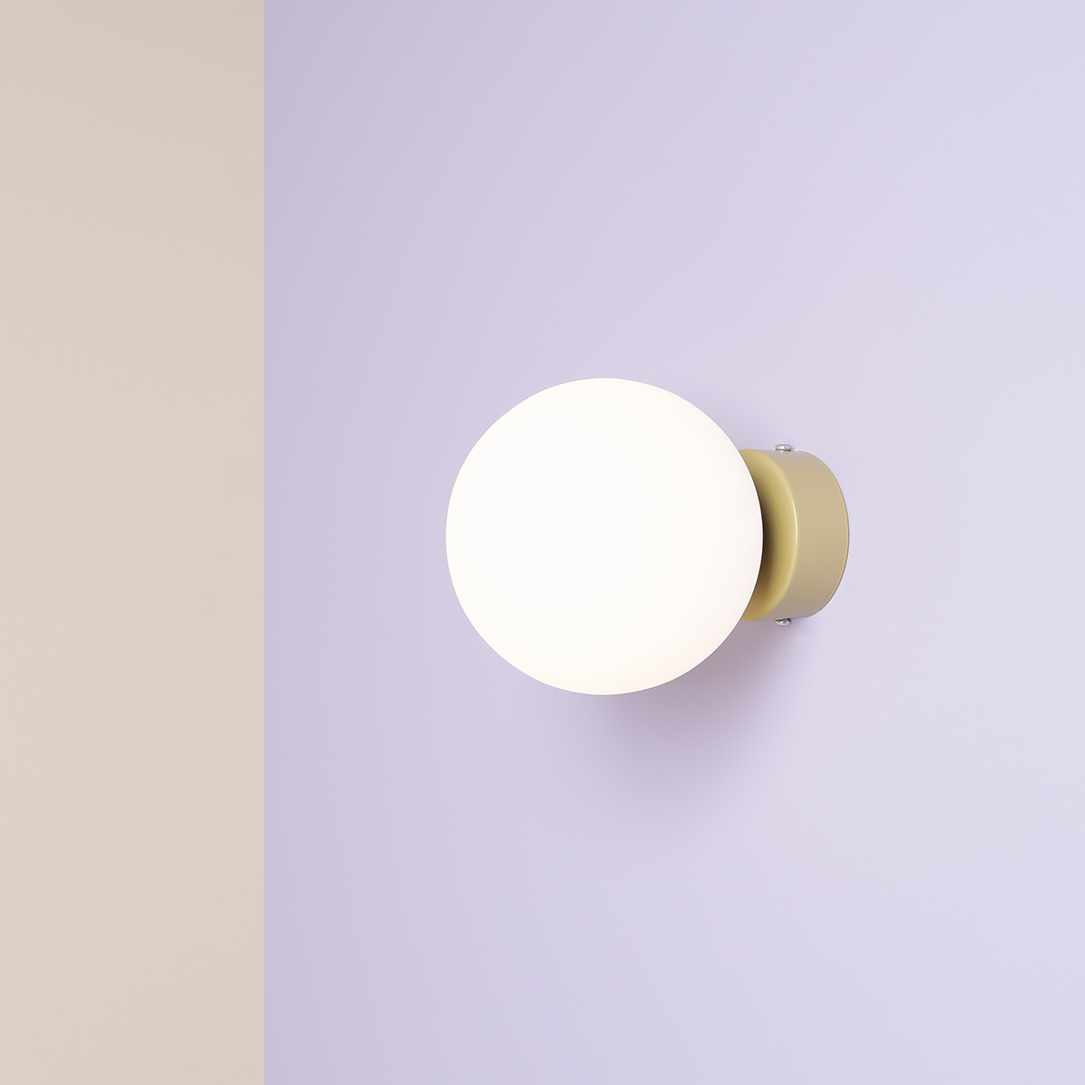 Ball Ø15 Beige vegglampe Fra Artera - Den kompakte designen gjør den perfekt for mindre rom, samtidig som den gir en moderne eleganse til veggen din.