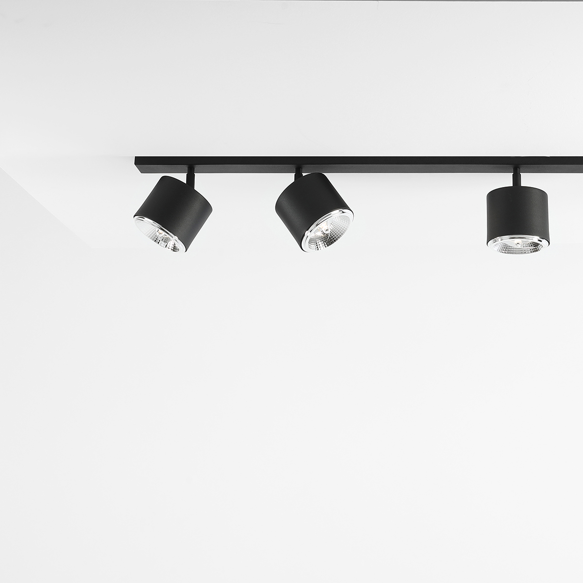 Bot 6 Svart spotlight Fra Artera - Lampens justerbare spotlights gjør det enkelt å rette lyset akkurat dit det trengs, og skaper fleksibel og effektiv belysning.