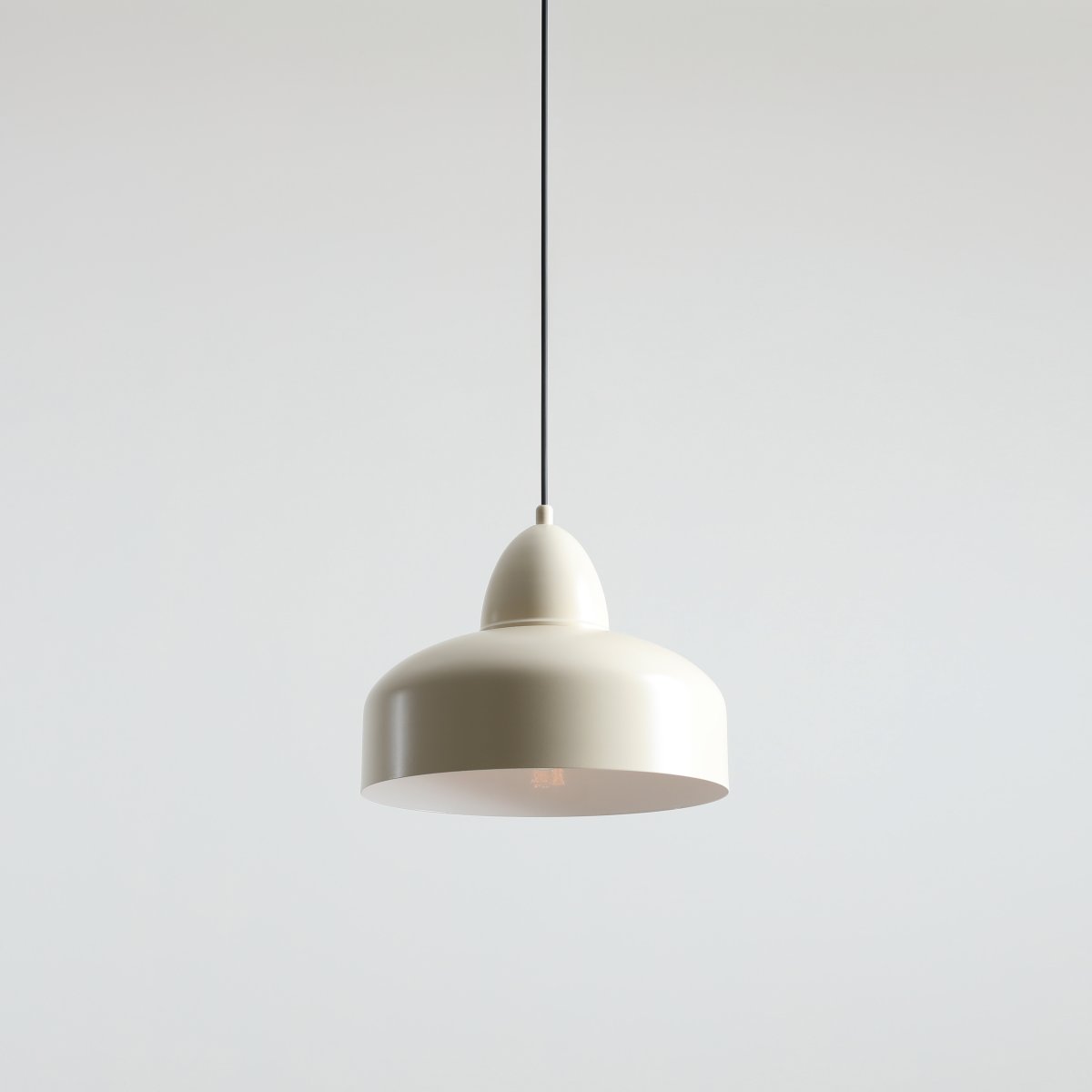 Como Ø30 Kremhvit Taklampe Fra Artera - Med sin enkle oppheng og robuste konstruksjon er denne pendellampen både praktisk og stilig &ndash; et perfekt tillegg for å gi hjemmet ditt et subtilt, men sofistikert lyspunkt.