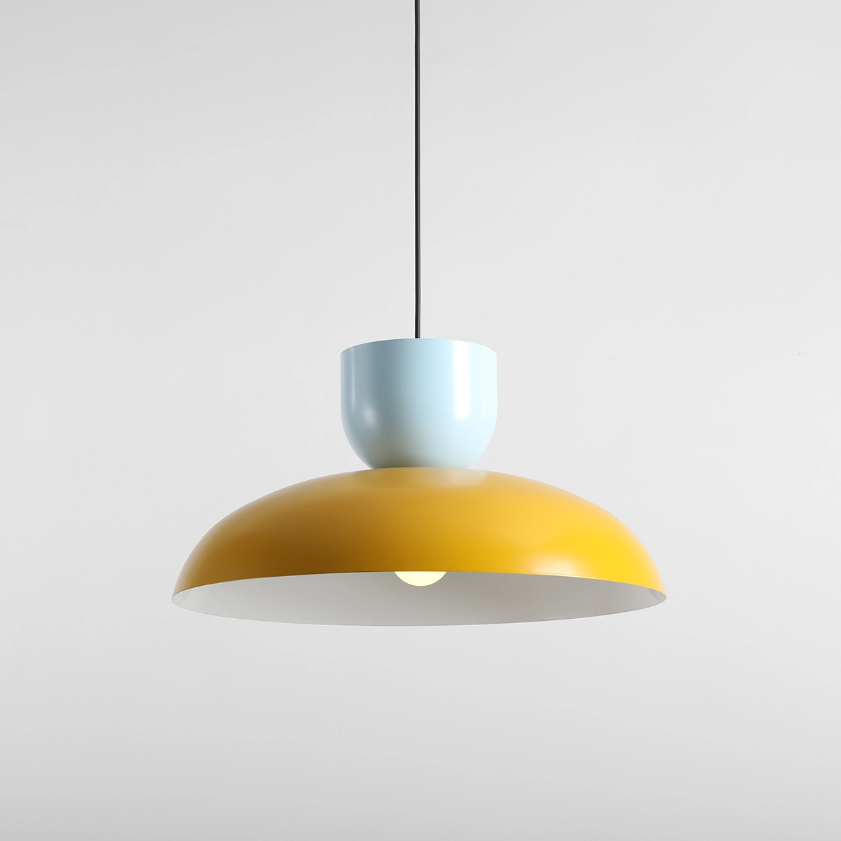 Ella Ø47 Gul/blå Taklampe Fra Artera - Med sine vakre farger i sennepsgult og lyseblått blir den et lekent og stilig element i interiøret.