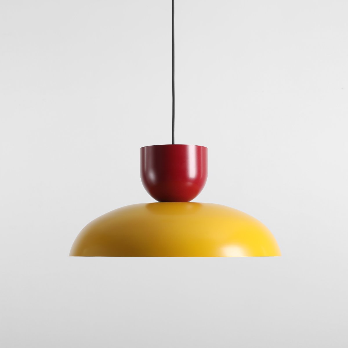 Ella Ø47 Gul/rød Taklampe Fra Artera - Med sine vakre farger i sennepsgult og burgunder blir den et lekent og stilig element i interiøret.