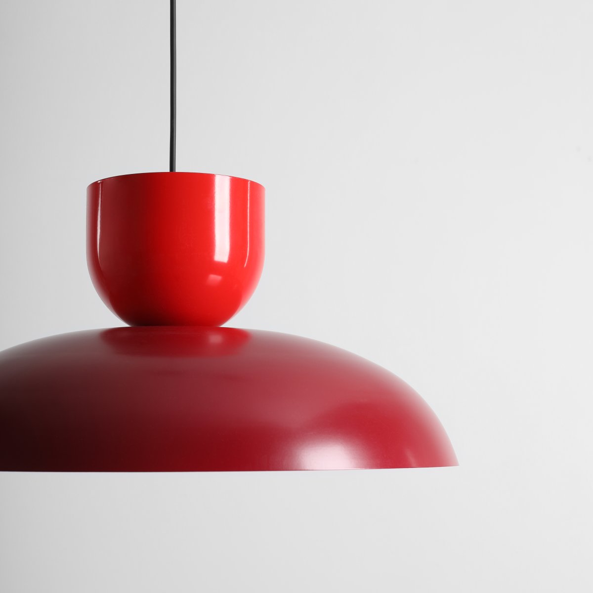 Ella Ø47 RØD Taklampe Fra Artera - Med sine vakre farger i knallrødt og burgunder blir den et lekent og stilig element i interiøret.