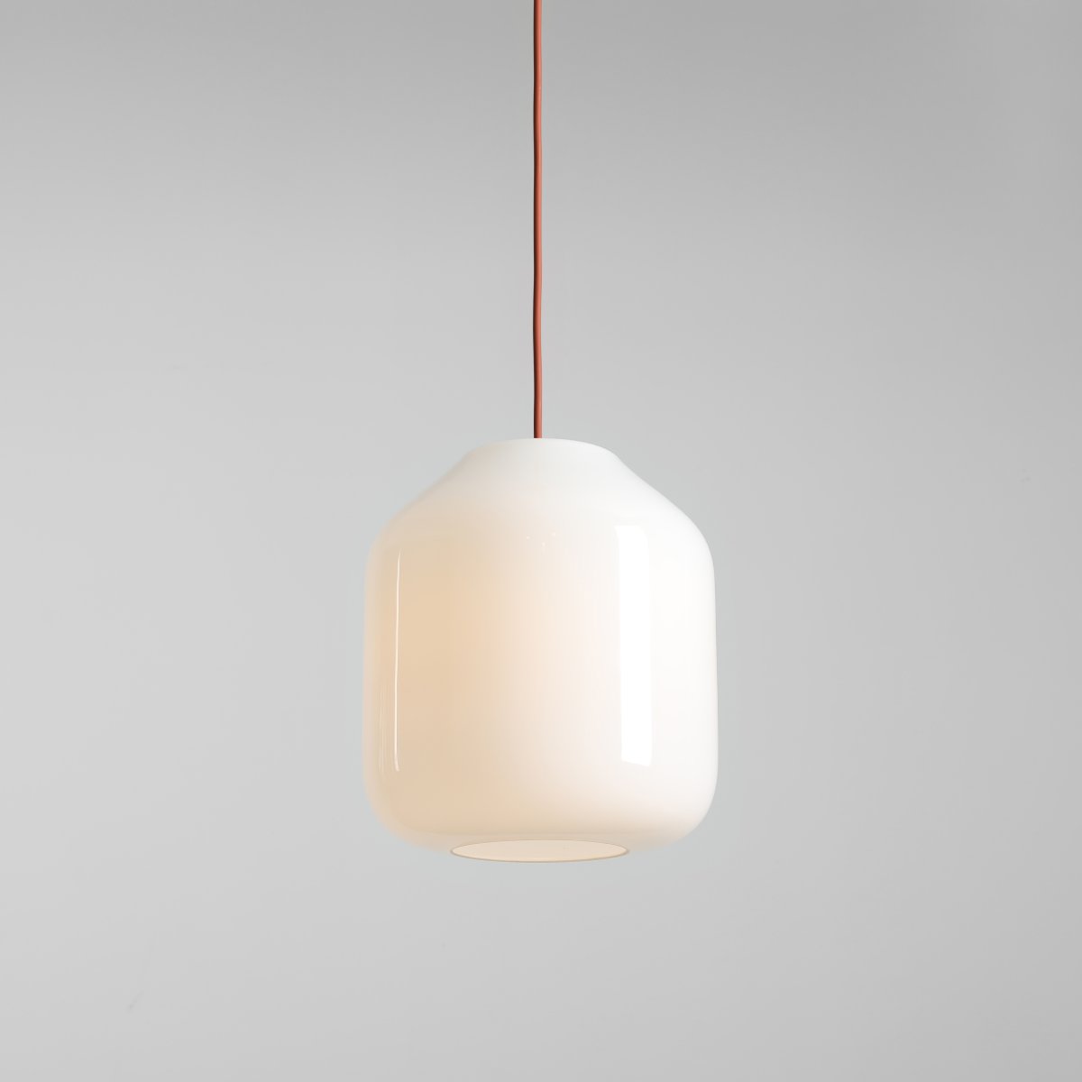 Flask Ø27 Terrakotta Taklampe Fra Artera - Den sjenerøse opalglasskjermen har en diameter på 27 cm og sprer et mykt og behagelig lys som skaper en innbydende atmosfære i rommet.
