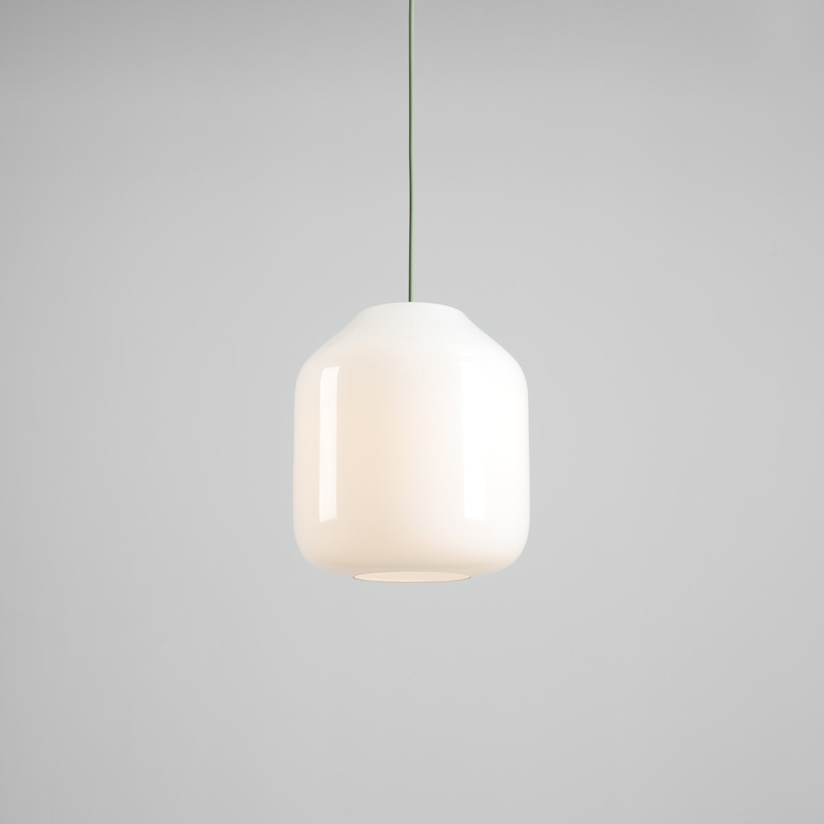 Flask Ø27 Grønn Taklampe Fra Artera - Den sjenerøse opalglasskjermen har en diameter på 27 cm og sprer et mykt og behagelig lys som skaper en innbydende atmosfære i rommet.