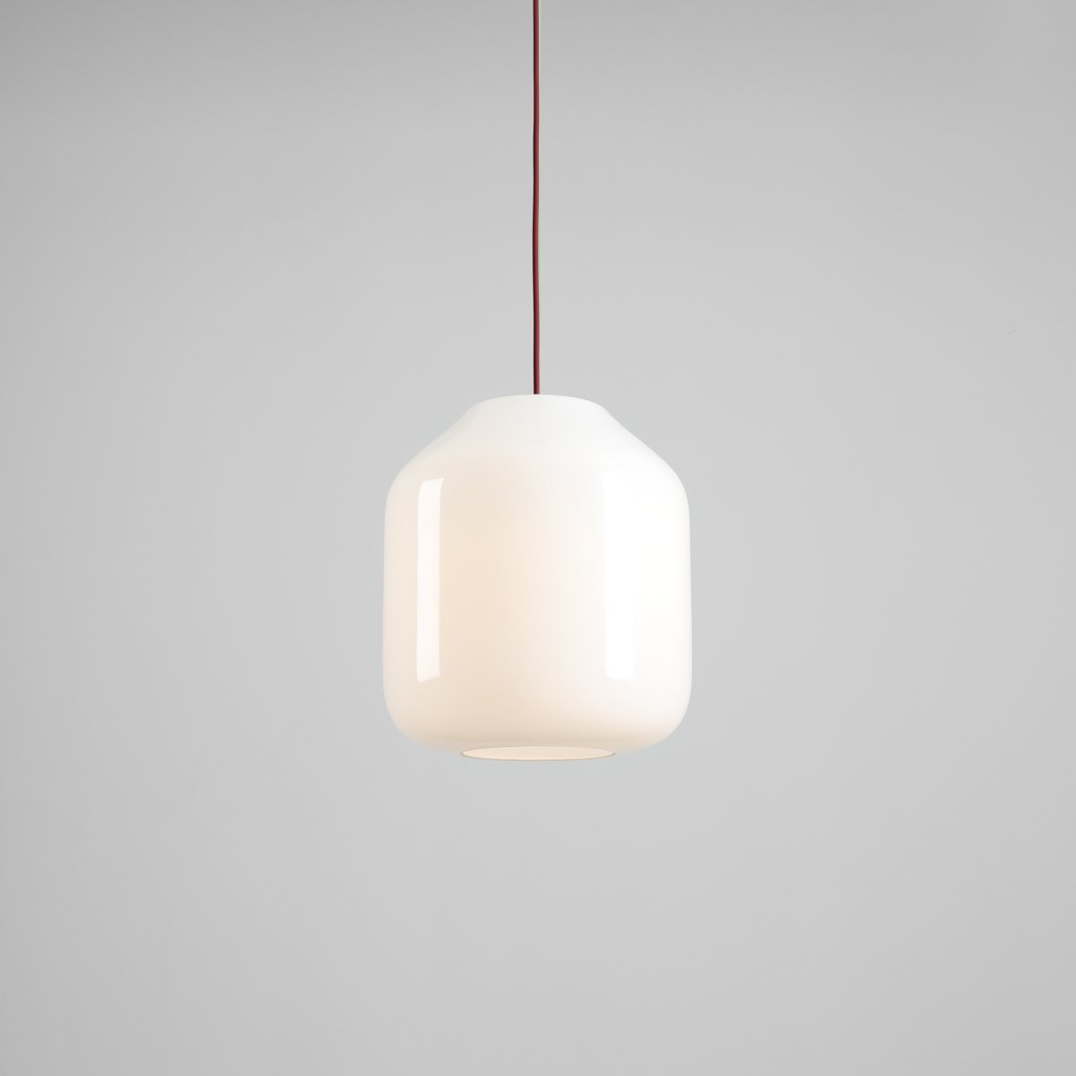 Flask Ø27 RØD Taklampe Fra Artera - Den sjenerøse opalglasskjermen har en diameter på 27 cm og sprer et mykt og behagelig lys som skaper en innbydende atmosfære i rommet.