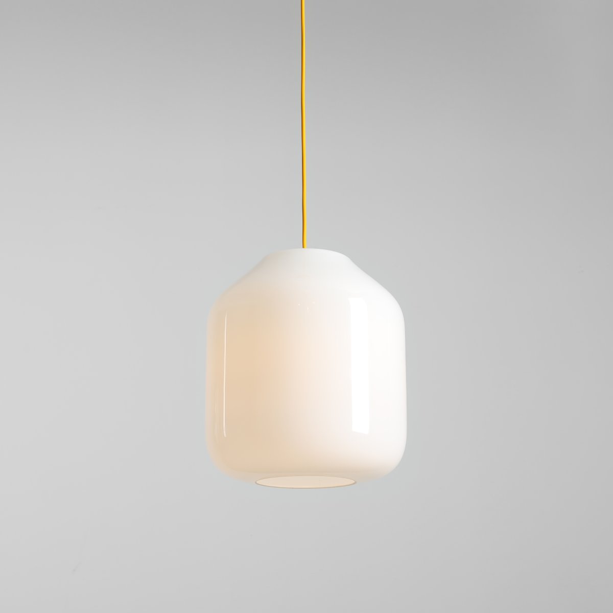 Flask Ø27 Gul Taklampe Fra Artera - Den sjenerøse opalglasskjermen har en diameter på 27 cm og sprer et mykt og behagelig lys som skaper en innbydende atmosfære i rommet.