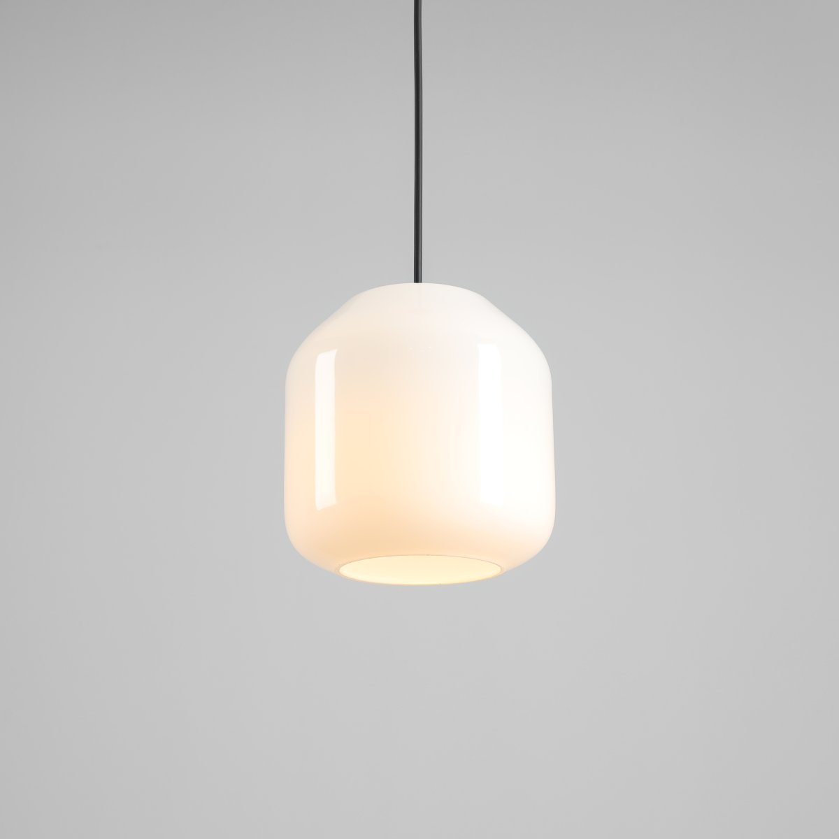 Flask Ø18 Svart Taklampe Fra Artera - Flask passer like fint over et mindre spisebord som i et vindu, eller sammen med flere pendler i en gruppe.