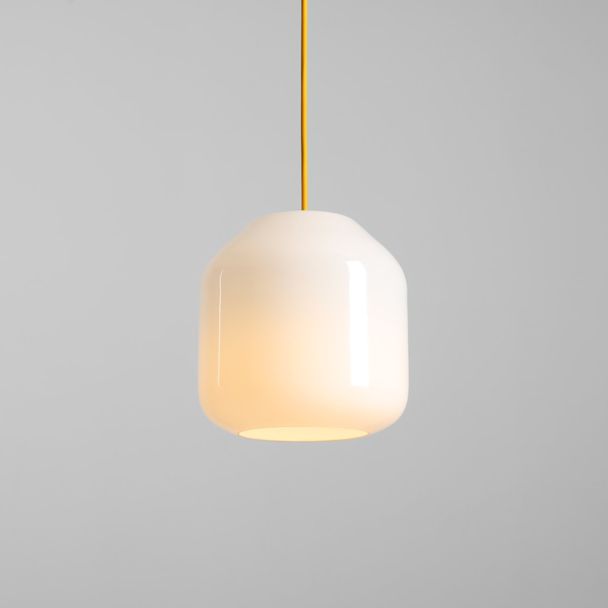 Flask Ø18 Gul Taklampe Fra Artera - Flask er en stilig takpendellampe som kombinerer myke former med et moderne fargevalg.