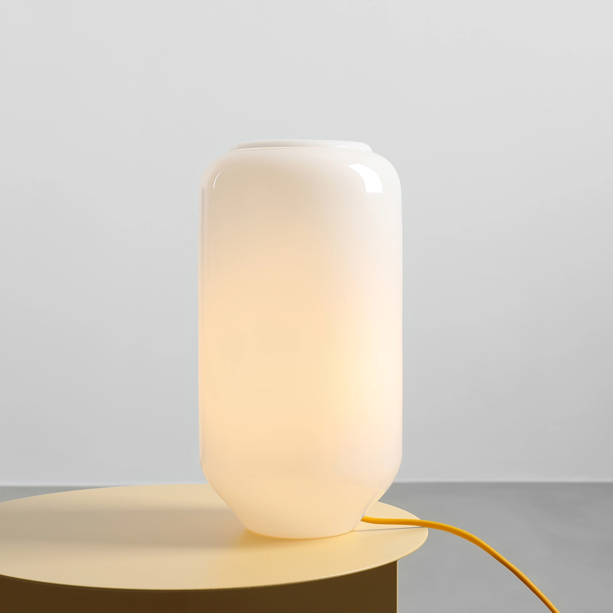 Flask 36cm Hvit/gul bordlampe Fra Artera - Den høye, avrundede opalglasskjermen sprer et mykt og behagelig lys som skaper en varm og innbydende atmosfære.