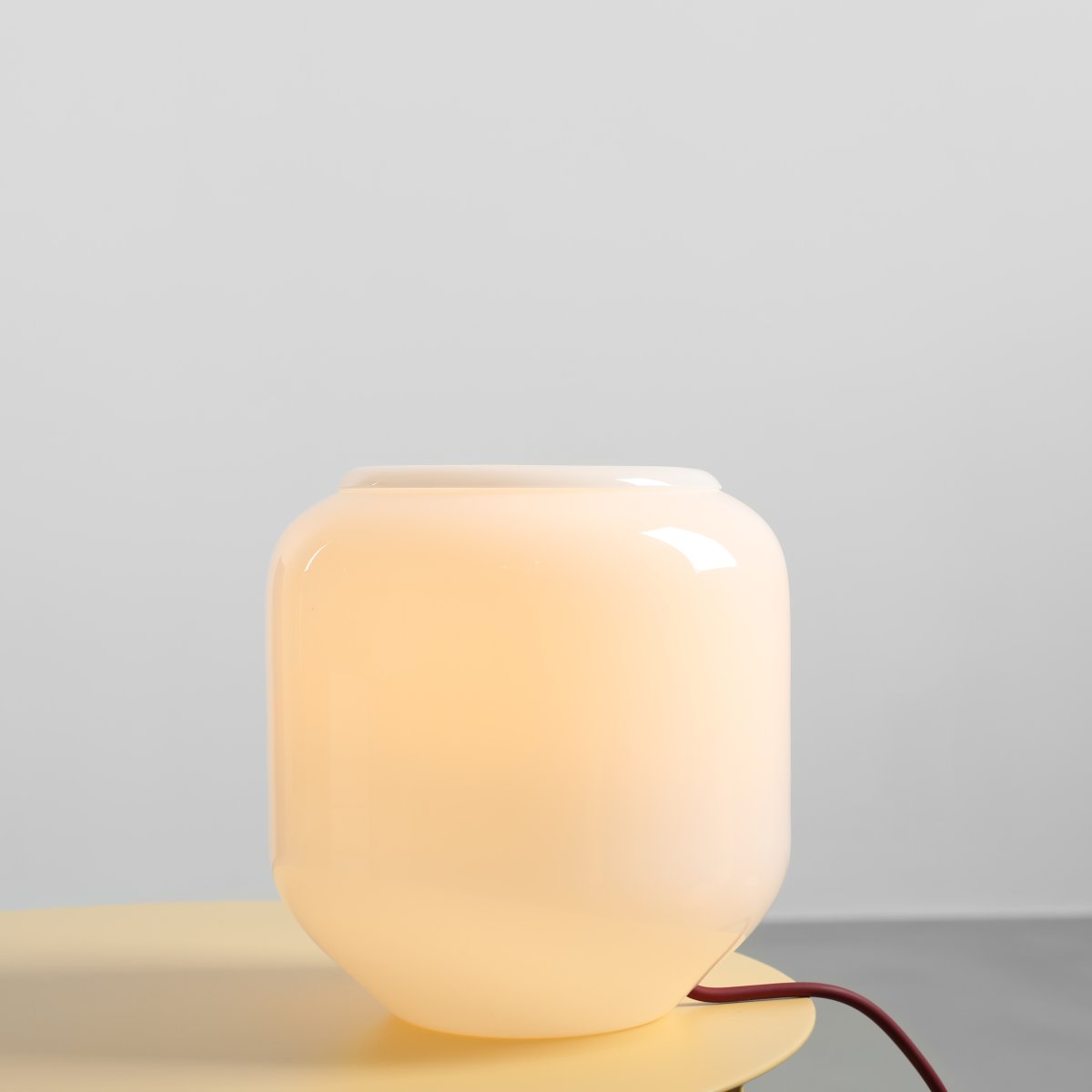 Flask 18cm Hvit/rød bordlampe Fra Artera - Den kirsebærrøde ledningen er en fin fargerik detalj som gir lampen et harmonisk og lekent uttrykk.
