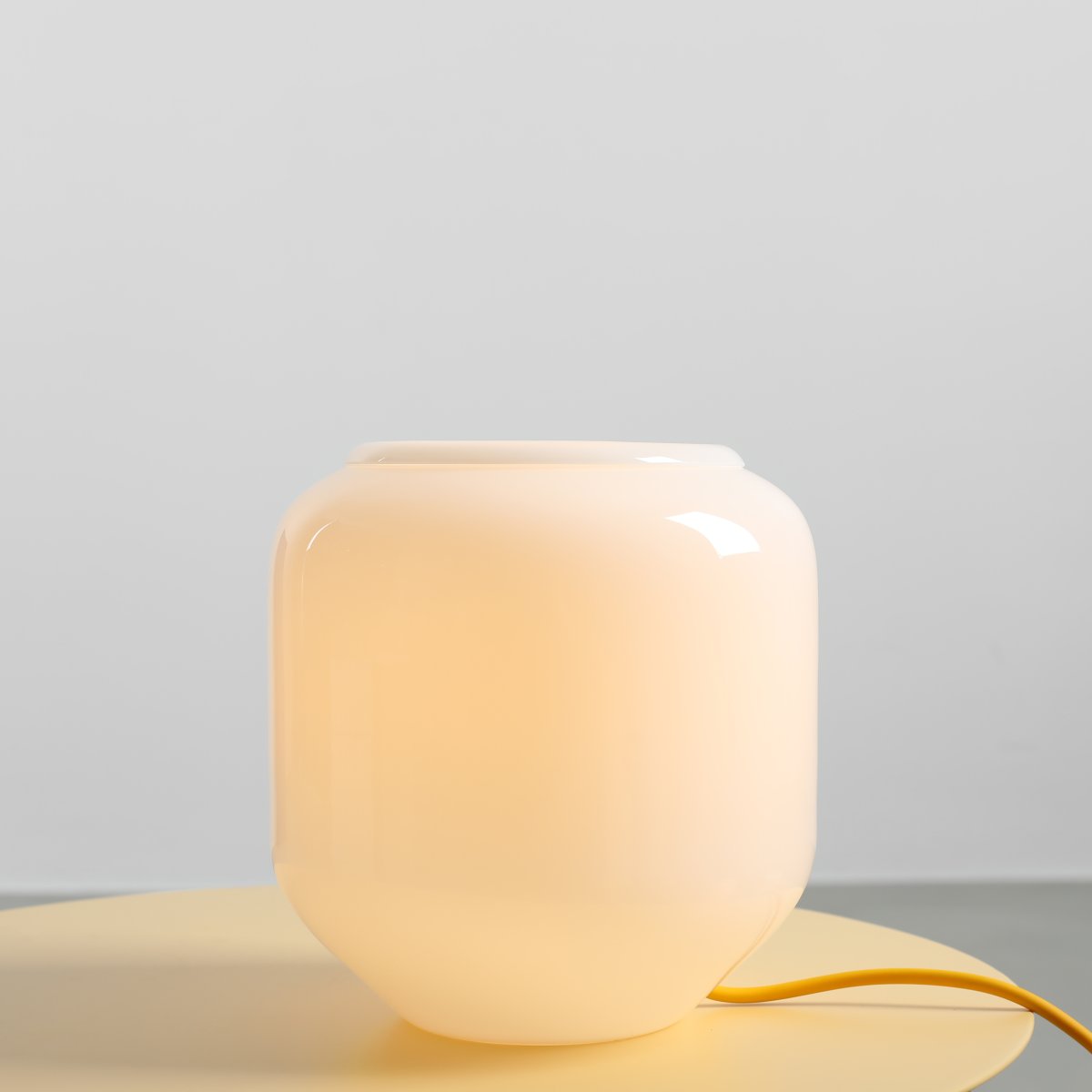 Flask 18cm Hvit/gul bordlampe Fra Artera - Den gule ledningen er en fin fargerik detalj som gir lampen et harmonisk og lekent uttrykk.