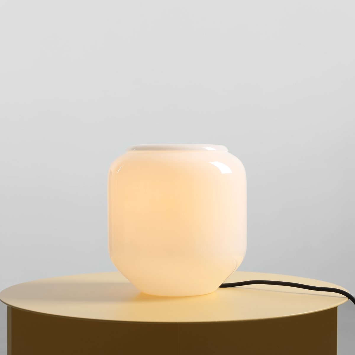 Flask 18cm Hvit/svart bordlampe Fra Artera - Den svarte ledningen er en fin fargekontrast som gir lampen et harmonisk og lekent uttrykk.