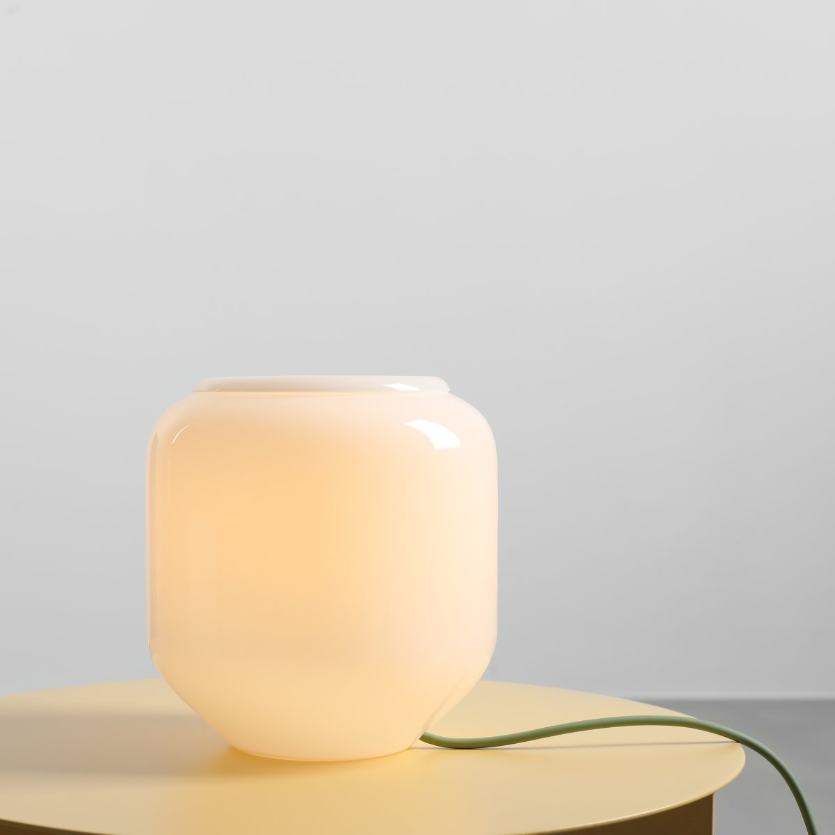Flask 18cm Hvit/grønn bordlampe Fra Artera - Den salviegrønne ledningen er en fin fargerik detalj som gir lampen et harmonisk og lekent uttrykk.