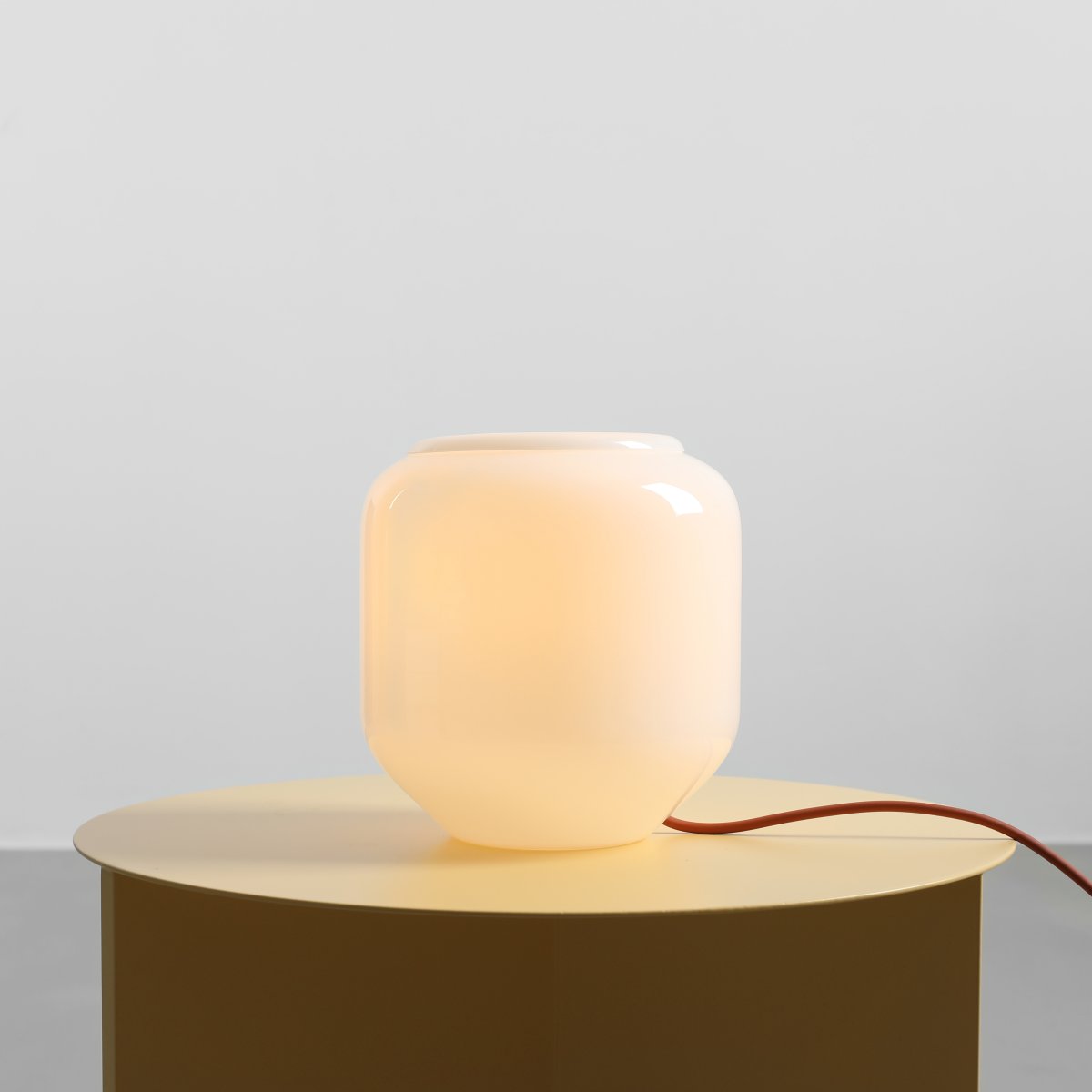 Flask 18cm Hvit/terrakotta bordlampe Fra Artera - Den terrakottafargede ledningen er en fin fargerik detalj som gir lampen et harmonisk og lekent uttrykk.