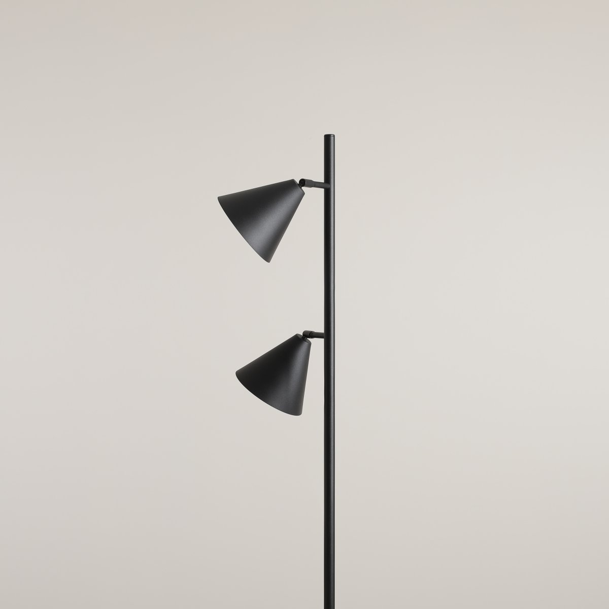 Form 2 Svart gulvlampe Fra Artera - Denne minimalistiske vegglampen med sine elegante kjegleformede skjermer i sort metall er det perfekte valget for deg som ønsker et stilig og moderne uttrykk i hjemmet ditt.