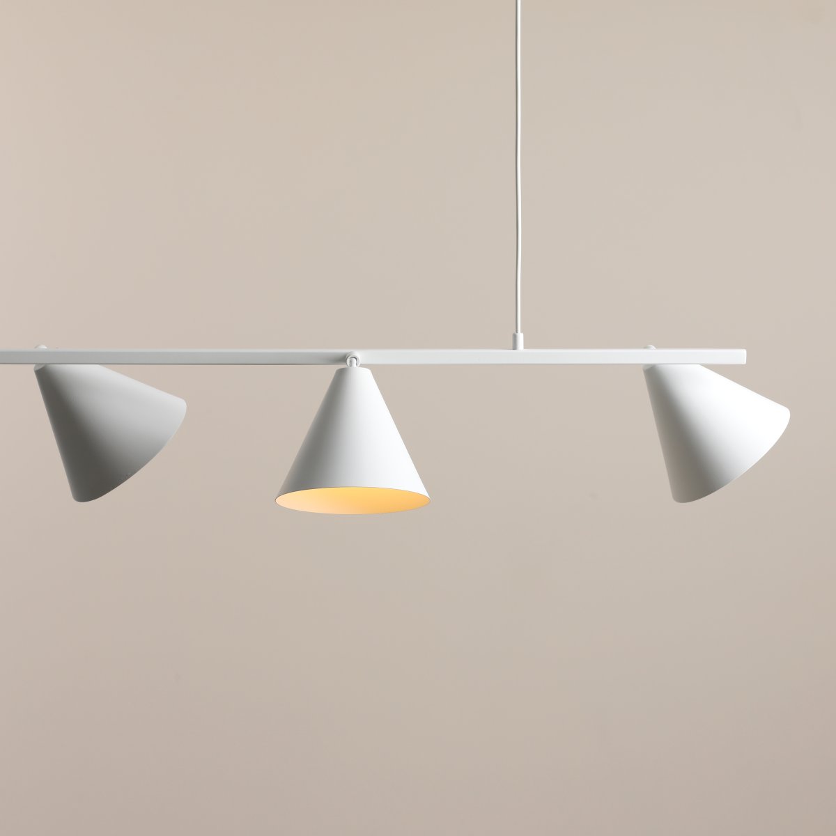 Form 120cm Hvit Taklampe Fra Artera - Lampens enkle og geometriske design gj&oslash;r den til en allsidig belysningsl&oslash;sning som passer inn i de fleste interi&oslash;rstiler, samtidig som den tilf&oslash;rer et snev av moderne eleganse til rommet.
