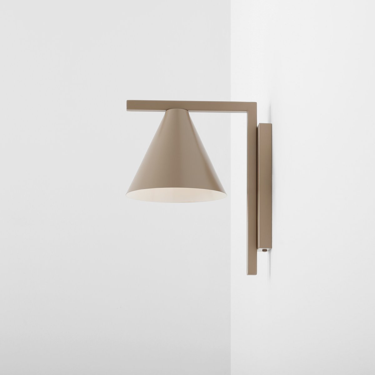 Form 23cm Beige vegglampe Fra Artera - Denne minimalistiske vegglampen med sin elegante kjegleformede skjerm i en varm beige tone er det perfekte valget for deg som &oslash;nsker et stilig og moderne uttrykk i hjemmet ditt.