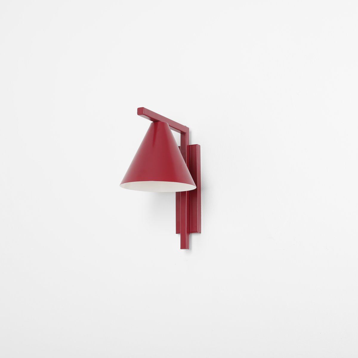 Form 23cm Burgund vegglampe Fra Artera - Denne minimalistiske vegglampen med sin elegante kjegleformede skjerm i en burgundertone er det perfekte valget for deg som &oslash;nsker et stilig og moderne uttrykk i hjemmet ditt.
