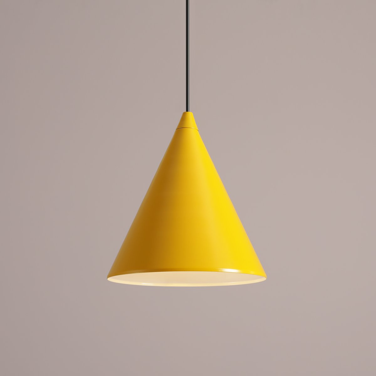 Form Ø24 Sennep Taklampe Fra Artera - Denne minimalistiske pendellampen med sin elegante kjegleformede skjerm i sennepsgul tone er det perfekte valget for de som ønsker et stilig og moderne uttrykk i hjemmet ditt.