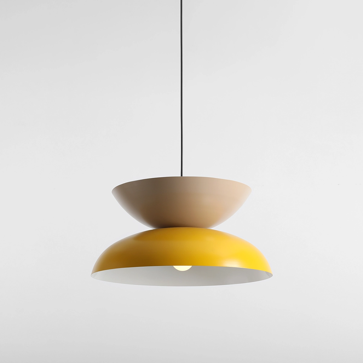 Millo Ø47 Gul/beige Taklampe Fra Artera - Med sine sennepsgule og beige farger blir den et lekent og stilig element i interiøret.