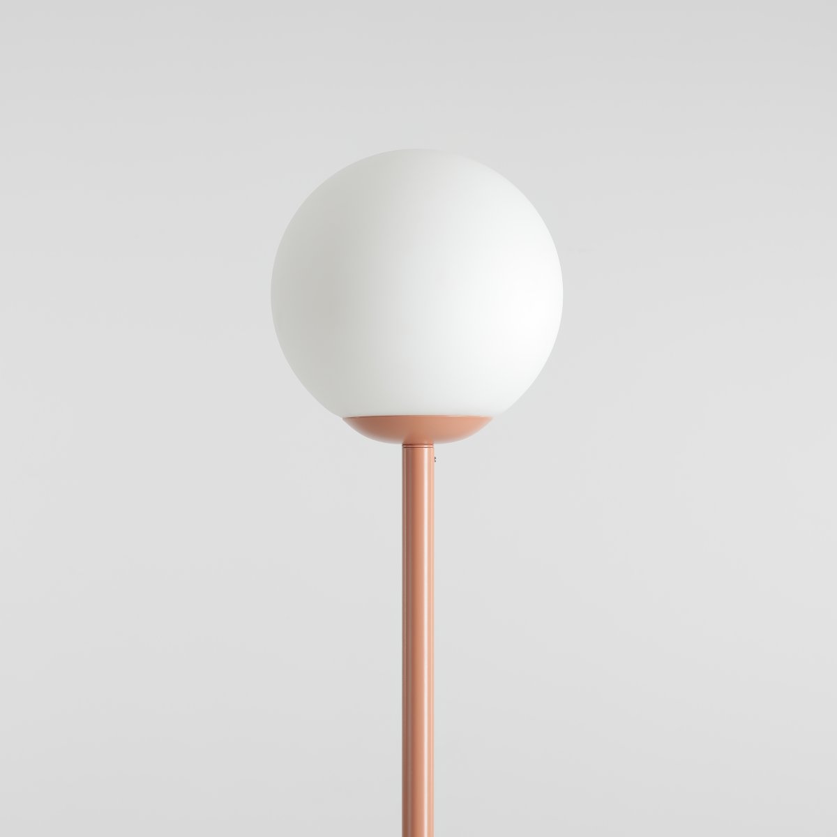 Pinne Korall gulvlampe Fra Artera - Den runde opalgloben sprer et mykt og behagelig lys, perfekt for å skape en varm og innbydende atmosfære i rommet.