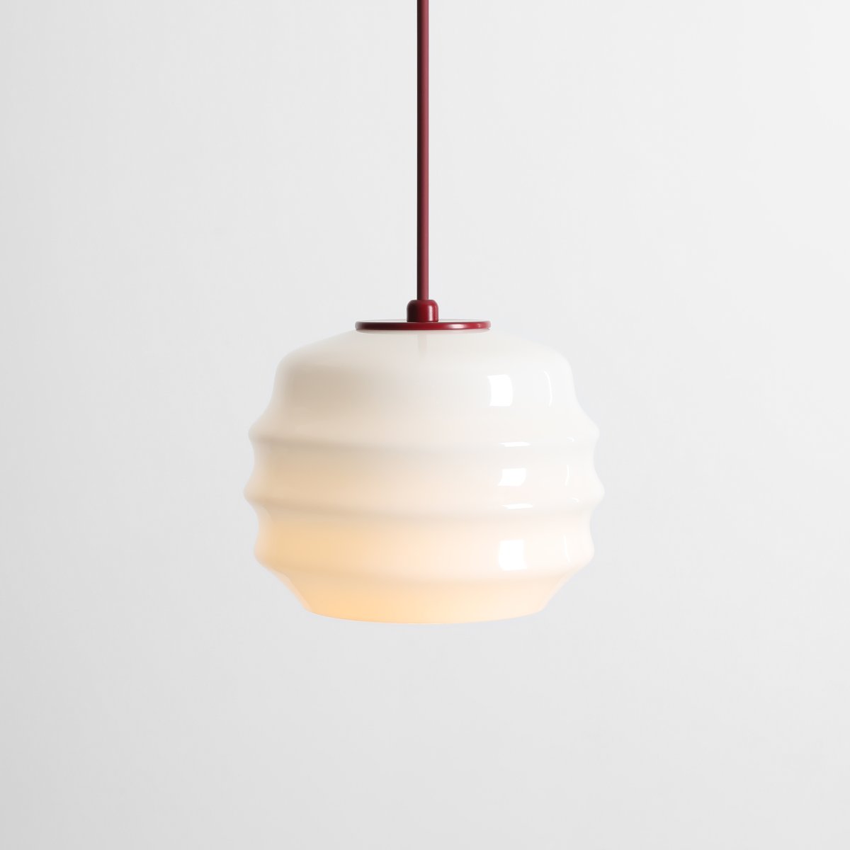 Puff Ø16 Burgunder Taklampe Fra Artera - Puff er en sjarmerende takpendel som kombinerer myke former med et moderne og stilig design.