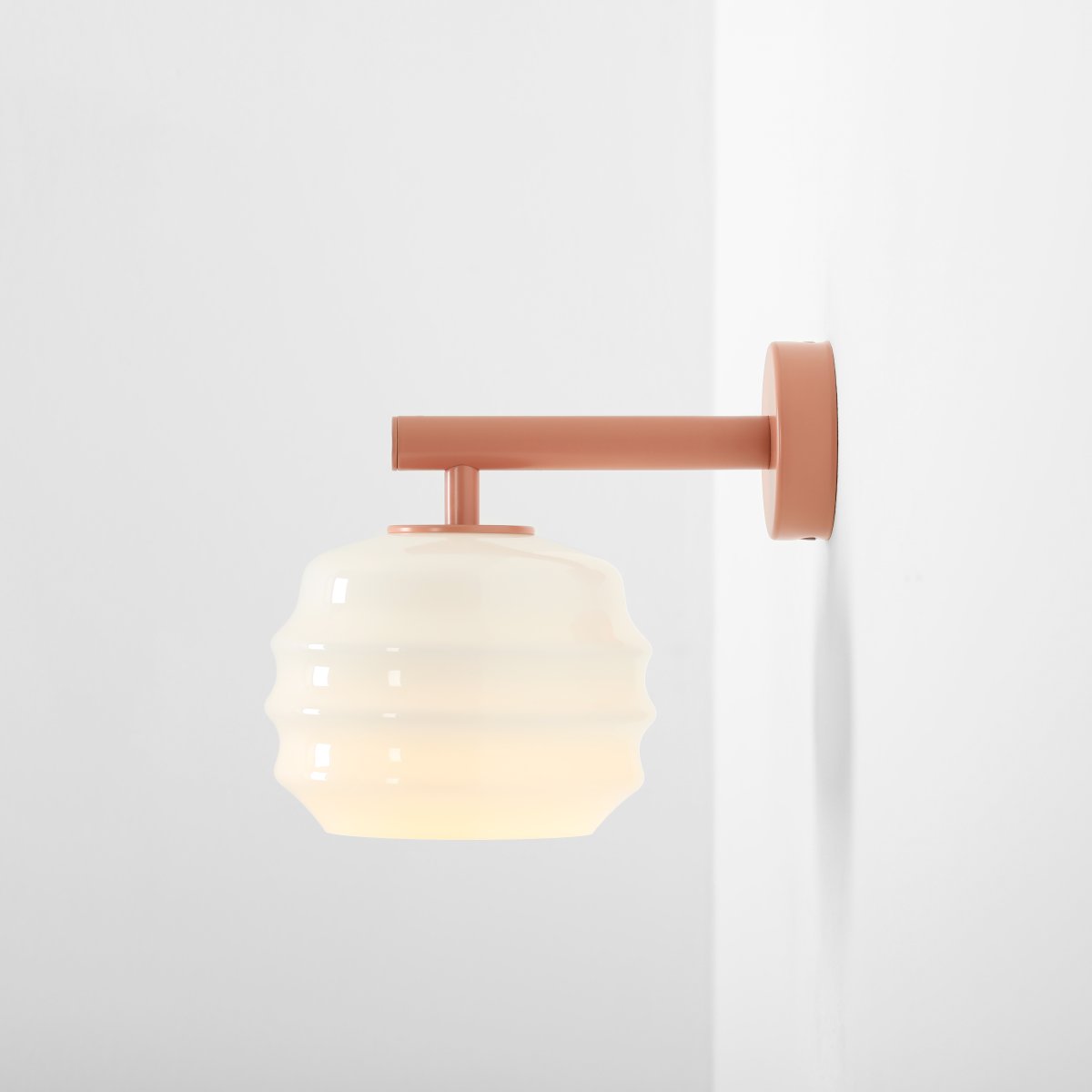 Puff 23cm Korall vegglampe Fra Artera - Den dekorative skjermen i hvitt opalglass har en bølget form som gir lampen et lekent og elegant uttrykk.